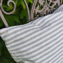 Cargar imagen en el visor de la galería, Cojín algodón rayas azules estilo marino
