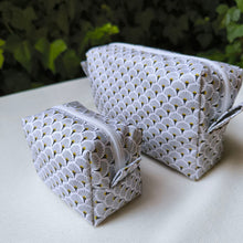 Cargar imagen en el visor de la galería, Neceser tela estampada con flores en forma de abanico, un estilo muy elegante y unisex