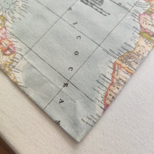 Cargar imagen en el visor de la galería, Mantel individual tela algodón diseño mapamundi