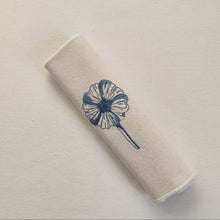 Load image into Gallery viewer, Servilleta personalizada, de algodón color crudo, acabado en festón y bordado de flor azul.