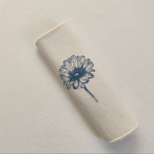 Load image into Gallery viewer, Servilleta personalizada, de algodón color crudo, acabado en festón y bordado de flor azul.