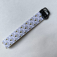 Cargar imagen en el visor de la galería, Llavero de tela estampada con flores en forma de abanico, un estilo muy elegante y unisex