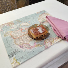 Cargar imagen en el visor de la galería, Mantel individual tela algodón diseño mapamundi