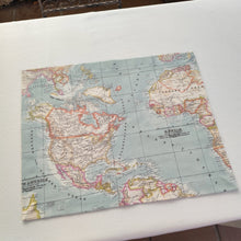 Cargar imagen en el visor de la galería, Mantel individual tela algodón diseño mapamundi