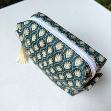 Cargar imagen en el visor de la galería, Neceser con tela estampada con flores en forma de plumas, sobre fondo verde, un estilo muy elegante y unisex