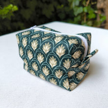 Cargar imagen en el visor de la galería, Neceser pequeño con tela estampada con flores en forma de plumas, sobre fondo verde, un estilo muy elegante y unisex