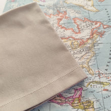 Cargar imagen en el visor de la galería, Servilleta algodón color beige dobladillo inglete, combinado con mantel individual mapamundi.