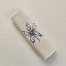 Load image into Gallery viewer, Servilleta Flor Espuela de Caballerobordada