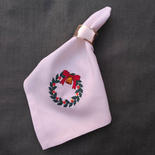 Cargar imagen en el visor de la galería, Servilleta blanca lino con corona de navidad bordada