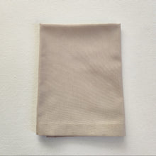 Cargar imagen en el visor de la galería, Servilleta algodón color beige dobladillo inglete