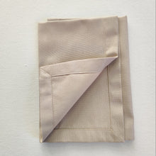 Cargar imagen en el visor de la galería, Servilleta algodón color beige dobladillo inglete