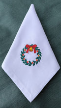 Cargar imagen en el visor de la galería, Servilleta blanca lino con corona de navidad bordada