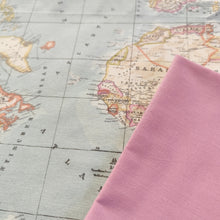 Cargar imagen en el visor de la galería, Servilleta algodón color rosa dobladillo inglete sobre mantel individual mapamundi