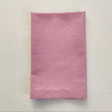 Cargar imagen en el visor de la galería, Servilleta algodón color rosa dobladillo inglete