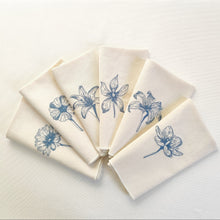 Cargar imagen en el visor de la galería, Conjunto seis servilletas de algodón de color crudo, rematados los bordes con festón. Los bordados son de flores realizado con hilo de color azul