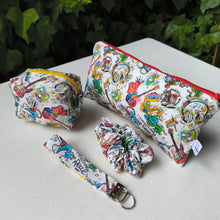 Cargar imagen en el visor de la galería, Conjunto estuche, neceser, coletero y llavero tela estampada motivos musicales