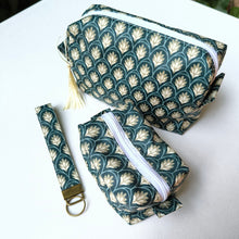 Cargar imagen en el visor de la galería, Conjunto neceseres y llavero con tela estampada con flores en forma de plumas, sobre fondo verde, un estilo muy elegante y unisex