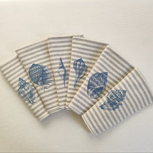 Cargar imagen en el visor de la galería, Conjunto seis servilletas de algodón con rayas azules sobre fondo crudo, con un estilo muy marinero. Los bordados son de conchas realizado con hilo de color azul