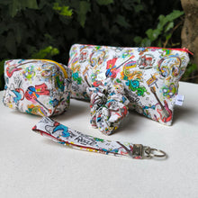 Cargar imagen en el visor de la galería, Conjunto estuche, neceser, coletero y llavero tela estampada motivos musicales