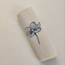 Load image into Gallery viewer, Servilleta personalizada, de algodón color crudo, acabado en festón y bordado de flor azul.