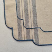 Cargar imagen en el visor de la galería, Mantel individual resinado, tela estilo saco francés, en rayas azules sobre fondo crudo, y acabado bordado en color azul.