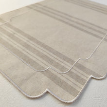 Cargar imagen en el visor de la galería, Mantel individual resinado, tela estilo saco francés, en rayas beige oscuro sobre fondo crudo, y acabado bordado en color crudo.