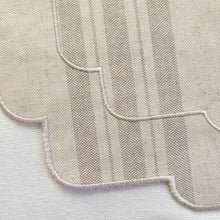 Cargar imagen en el visor de la galería, Mantel individual resinado, tela estilo saco francés, en rayas beige oscuro sobre fondo crudo, y acabado bordado en color crudo.