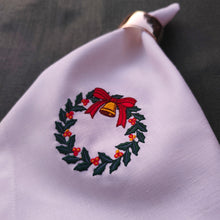 Cargar imagen en el visor de la galería, Servilleta blanca lino con corona de navidad bordada
