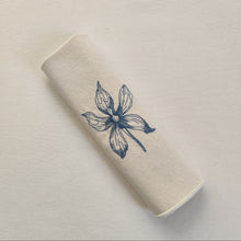 Cargar imagen en el visor de la galería, Servilleta Flor Espuela de Caballerobordada
