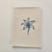 Cargar imagen en el visor de la galería, Servilleta Flor de Lis Bordada
